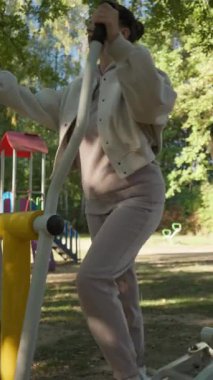 Bir kadın eliptik bir haç eğitmeninde tüm vücudunu çalıştırıyor. Düşük etkili kardiyo egzersizi, bacaklar, çekirdek ve kollar da dahil olmak üzere tüm büyük kas gruplarını bağlar..