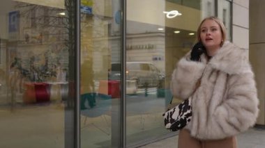 Bir kadın şehir caddesinde birini beklerken telefonda konuşur. Etrafa bakıyor, bir buluşma noktası belirlemeye çalışıyor, yerini açıklamaya ve arkadaşını bulmaya çalışıyor..