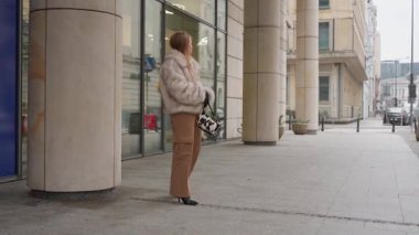 Bir kadın sabırsızlıkla birini bekleyen bir kaldırımda ileri geri yürüyor. Zaman öldürüyor ve buluşmaya geç kalan arkadaşını arıyor..