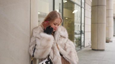 Sinirli bir kadın arkadaşını beklerken zor bir telefon görüşmesi yapar. Ters giden bir buluşma noktası ayarlamaya çalışırken stresli ve hayal kırıklığına uğramış görünüyor..