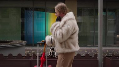 Bir kadın, valiziyle şehir kaldırımında yürürken hoş bir telefon konuşması yapar. Seyahatleri sırasında arkadaşları, ailesi ya da iş arkadaşları ile bağlantıda kalıyor..