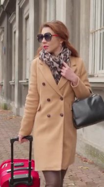 Elinde bavul olan bir turist, sonbahar tatilinin tadını çıkararak Avrupa caddesinde yürüyor. Yaya olarak yeni bir şehri keşfeden genç bir kadın, mevsimlik seyahati boyunca etrafı geziyor..