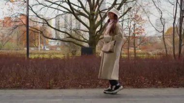 Güzel, düşünceli bir kadın serin bir sonbahar gününde şehir parkında geziniyor. Açık havada huzurlu bir yalnızlık anı yaşayan bir insan ağaçların ve düşen yaprakların arasında yürüyor..