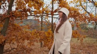 Şık bir kadın köy ortamında rahatlatıcı bir yürüyüş için şehirden kaçıyor. Sessiz doğanın ve temiz havanın tadını çıkaran kişi, şehir koşuşturmasından mükemmel bir sonbahar tatili..