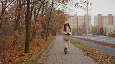 Genç bir kadın güzel bir sonbahar gününde evinin kaldırımında dinlendirici bir yürüyüş yapar. O, sonbahar ağaçları ve yaprakları arasında sessiz bir hafta sonu gezintisinden hoşlanır..
