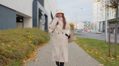 Genç bir iş kadını, sonbahar caddesinde bilerek yürürken akıllı telefonuyla konuşur. Meşgul bir profesyonelin önemli bir sohbeti vardır. Aynı anda birden fazla iş yapmak ve işi halletmek..