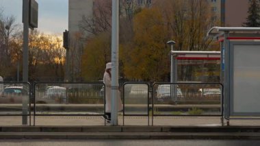 Genç bir kadın bir sonbahar günü tramvay durağına gelir ve programı kontrol eder. Şehir yolcusu, günlük seyahati için tren yolunun gelmesini sabırla bekliyor..