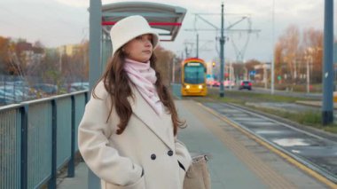 Platformda bekleyen bir kadın tramvayının gelişini ve akşam karanlığında duruşunu izliyor. Sonra hafif raylı araca binmek için yürümeye başlar ve evine gidip gelmeye devam eder..