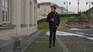 Bir erkek turist, sakin kış mevsiminde Polonya 'daki Varşova' nın tarihi Eski Kenti 'nin simgelerini keşfediyor. Başkenti tek başına geziyor..