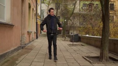 Soğuk bir kış gününde Polonya 'nın tarihi Varşova sokaklarında yürüyen bir adam. Bu turist şehir simgelerini ve mimarisini keşfetmek için bir yolculuğa çıktı..