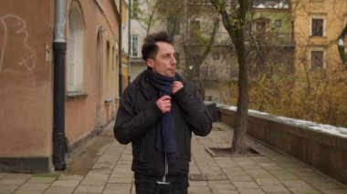 Havaya uygun giyinmemiş bir adam kış günü soğuğa yakalanır. İnce ceketini ve atkısını ayarlıyor, soğuk rüzgâra karşı sıcak kalmaya çalışıyor..