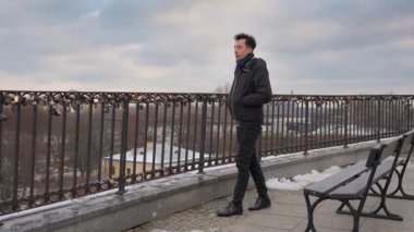 Üzgün ve yalnız bir adam aşk köprüsü boyunca kasvetli bir yürüyüş yapar. Çiftler tarafından bırakılan sayısız aşk kilitleriyle çevrili, kayıp bir aşkı yansıtıyor, kışın soğuğunu hissediyor..