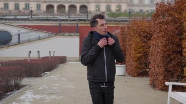 Soğuk bir kış gününde hayal kırıklığına uğramış bir adam parkta tek başına yürüyor. Bir randevu ya da toplantı için ekildikten sonra, kendini ısıtmaya çalışır, üzgün ve terk edilmiş hisseder..