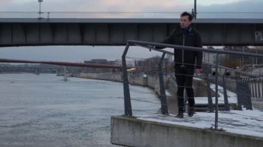 Varşova 'daki Vistula nehri kıyısında yalnız bir adam duruyor. Düşüncelere dalmış. Soğuk bir kış gününde duygularıyla baş başa, suyun kenarındaki hayatını yansıtıyor..