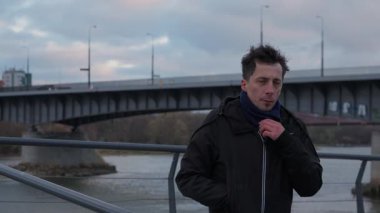 Üzgün ve yalnız bir adam nehir kıyısındaki bir sette tek başına yürüyor. Düşüncelere daldı, şehirde soğuk bir kış gününün yalnızlığını ve melankolisini hissetti..