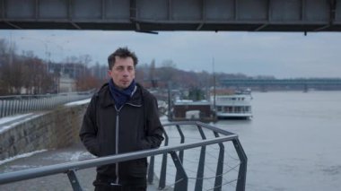 Hüzünlü bir adam Vistula nehri kıyısında soğuk kış rüzgarına dayanır. Melankolik bir ifadeyle, uzaklara bakar, yalnız düşüncelerinde kaybolur..