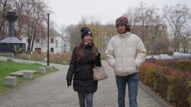 Genç bir adam ve kadın sonbaharda şehir parkında yürüyüş randevusundalar. Animasyonlu bir sohbete dalarlar. Gezintilerinde gülümserler ve birbirlerinin arkadaşlığından zevk alırlar.