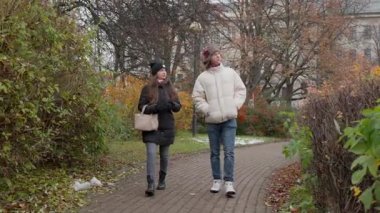 Genç bir kadın, erkek arkadaşına şehir parkında rehberlik ederek sohbet ediyor. Soğuk bir günde ilk karla birlikte yürüyorlar, şehri keşfediyorlar ve birlikte vakit geçiriyorlar..