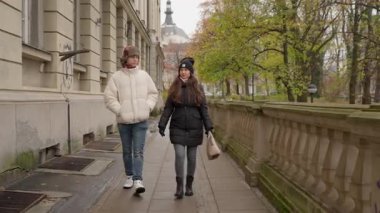 Genç bir adam ve genç bir kadın sonbaharda bir Avrupa şehrinde birlikte yürürler. Şehir mimarisinin arka planına karşı sakin bir arkadaşlık anlarını paylaşarak huzurlu bir gezintinin tadını çıkarıyorlar..