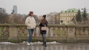 Soğuk bir kış gününde Polonya 'nın Varşova kentinde tarihi bir köprüde duran genç bir çift. Sıcak, dostane bir sohbeti paylaşıyorlar, şehir manzarasının tadını çıkarıyorlar ve birlikte Avrupa seyahatlerinin macerasını yaşıyorlar..