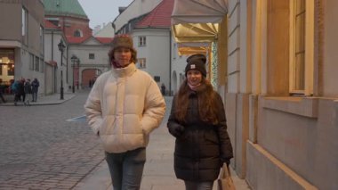 Romantik bir randevuda olan genç bir çift gece tarihi bir şehirde yürür. Bir kafenin parlayan çıkışını geçtikten sonra kaldırım taşı caddesinde yürürler, bayram atmosferinin tadını çıkarırlar..