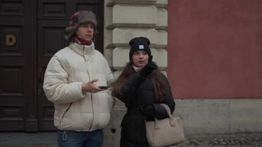 Akşam randevusu olan genç bir çift bir şehir caddesinde bir restoran bulmak için telefon haritası kullanıyor. Kadın bir yön öneriyor ve partneri de memnuniyetle kabul ediyor. Birlikte akşam yemeği planlarını bitiriyorlar.