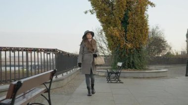 Issız bir şehir parkında yalnız bir kadın dalgın dalgın dalgın dalgın dalgın dalgın dalgın yürüyor. Şehir ortamında yalnızlık, yalnızlık ve sessiz içgözlem kavramı..