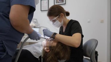 Bir dişçi ve asistan dörtlü dişçilik kullanarak birlikte çalışırlar. Doktor, asistan su sulama ve emme işlemini düzgün ve temiz bir işlem için yönetirken, doktor da aynayla matkapla matkaplar..