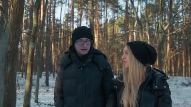 Bir adam ve bir kadın kış parkında yürürken sohbet ediyorlar. Çift bir şey tartışıyor ve romantik bir yürüyüş sırasında görüşlerini paylaşıyor, diyaloglarının ve açık hava eğlencelerinin tadını çıkarıyor..