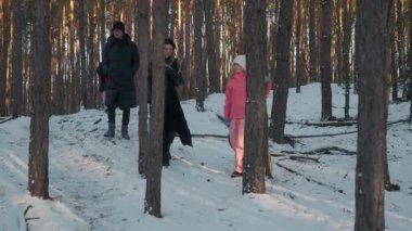 Çocuklu bir aile sık bir çam ormanında kış yolculuğuna çıktı. Ebeveynler ve çocuklar karlı bir yolda yürüyorlar, doğayı keşfediyorlar ve birlikte hedeflerine doğru ilerliyorlar..