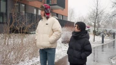 Kar yağışı sırasında iki kardeş bir yerleşim bölgesinde kaldırım boyunca yürür ve konuşur. Kardeşler Noel Baba figürü gibi Noel süsleri takınıp Noel havası yaratıyorlar..