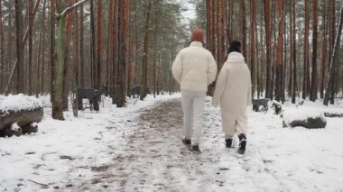 Bir çift kış ormanında birlikte yürür, sohbet ederler. Kadın ve erkek diyalog kuruyor, gezintide düşüncelerini paylaşıyorlar. İlişki iletişimi, destek ve karşılıklı anlayış
