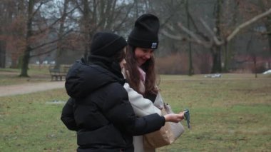 Bir anne oğlunun eline tohum döker ve ilk kez bir kuşu beslemesine yardım eder. Daha sonra, o da katılıyor ve ikisi de bir sonbahar parkında eğlenceli bir aile aktivitesinin tadını çıkarıyorlar..