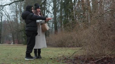 Bir anne ve oğul hareketsiz durur, çevrende dolanıp duran bir meme faresi sürüsü vardır. Canlı kuşlar bir çalılıktan bir ileri bir geri uçar, ailenin ellerinden tohumları alırlar..