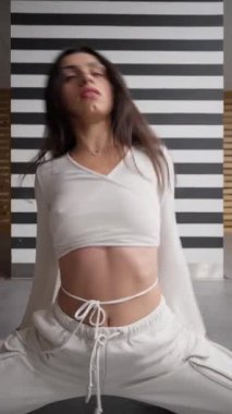 Şık giyinen yetenekli genç bir kadın dinamik çağdaş bir dans sergiliyor. Enerjik hip hop hareketleri ve serbest stil koreografisi tutku, beceri ve kendini ifade etme yeteneğini gösteriyor..