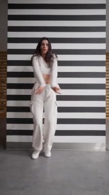 Karizmatik bir solo dansçı, yeteneğini enerjik bir performansta sergiliyor. Kendine güveni ve tavırlarıyla, dinamik bir gösteri sergiliyor, yeteneklerini sergilemek için sahnesini herhangi bir yer haline getiriyor..