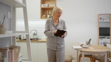 Son sınıf öğrencisi bir kadın okuma gözlüğünü raftan alır, çantasından çıkarır ve mutfak masasında okumaya hazırlanır. Bu, görme sorunu olan insanlar için bilinen bir günlük rutindir..