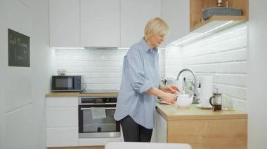 Şefkatli bir büyükanne torunu için çaydanlıktan bir fincana sıcak çay doldurur. Aile sabah birlikte geleneksel bir kahvaltı yapıyor, sıcak bir içki içip evde sohbet ediyor..