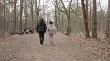 Genç bir çift, bir adam ve bir kadın, bir orman yolunda yürürken arkadan görülmüşler. Gençler doğada romantik bir yürüyüş, sakin bir sonbahar gününde birlikte bir yolculuk yapıyorlar..