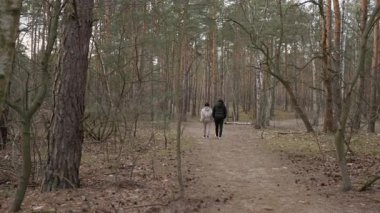 Genç bir çift, sık ve kasvetli bir ormana doğru yürürken görülüyor. Gözlerden uzak bir yolu takip ederler, sonbaharda atmosferik ormanlarda sessiz ve derin bir yolculuk yaparlar..