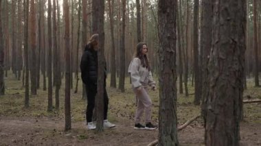 Genç bir çift orman yolunda bir tepeye tırmanıyor. Kadın önden, erkek arkadan yaklaşırken yürür. Bir sonbahar günü birlikte doğayı keşfeden iki insan ormanda yürüyüş yapıyor..