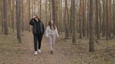 Düşünceli bir yürüyüşe çıkmış genç bir çift ciddi ciddi ortak bir sorunu ya da kararı değerlendiriyor. Adam saçlarını tarıyor ve birlikte hareket ediyorlar. İçlerinde birleşiyorlar..