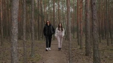 Genç bir çift manzaralı bir yolda yürürken sakin ve hoş bir sohbetten zevk alır. Huzurlu bir günde uzun, düz çam ağaçlarından oluşan güzel bir ormanla çevrilidir..