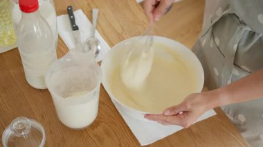 Bir aşçı karışıma un ekler ve hamur kalın ve pürüzsüz olana kadar çırpar. Hamurun mükemmel dokusunu ve tutarlılığını kontrol etmek için çırpıcıyı kaldırır. Şimdi krep pişirmeye hazırdır..