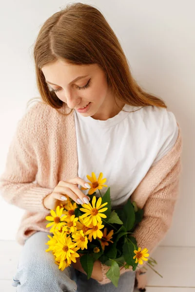 黄色い花を持つ女性の肖像画 — ストック写真