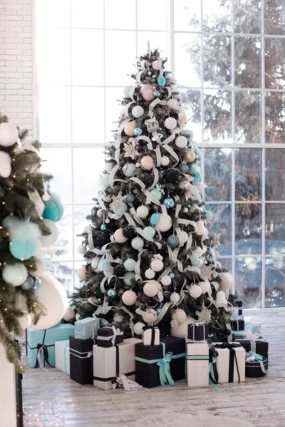 Riesiger Weihnachtsbaum Mit Blauer Dekoration Innenraum — Stockfoto