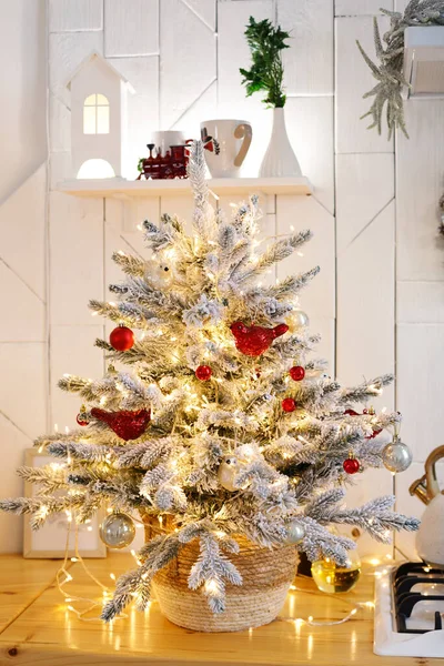 Schöner Weißer Baum Der Weihnachtsküche — Stockfoto