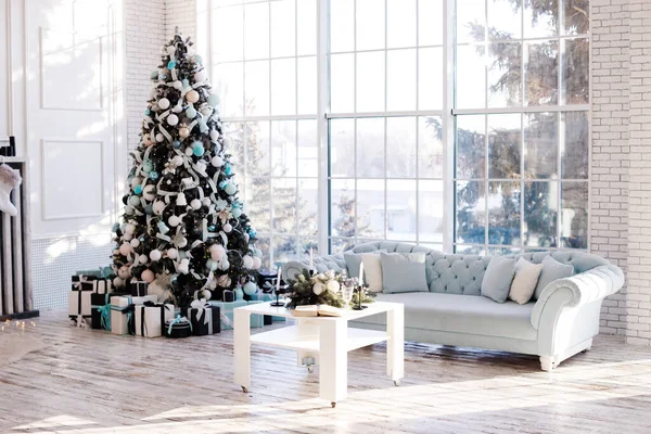 İç kısımları mavi süslemeli kocaman bir Noel ağacı.