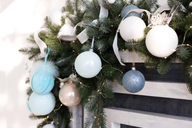 Noel şöminesinde Noel süslemeleri. Yakın plan.