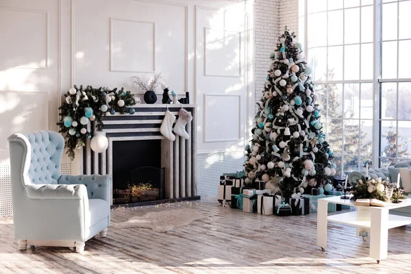 Εσωτερικό Φωτεινό Σαλόνι Διακοσμημένο Χριστούγεννα — Φωτογραφία Αρχείου